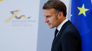 La France est-elle toujours un modèle de démocratie pour l'Afrique francophone dont la plupart des pays ont copié inutilement sa Constitution ?